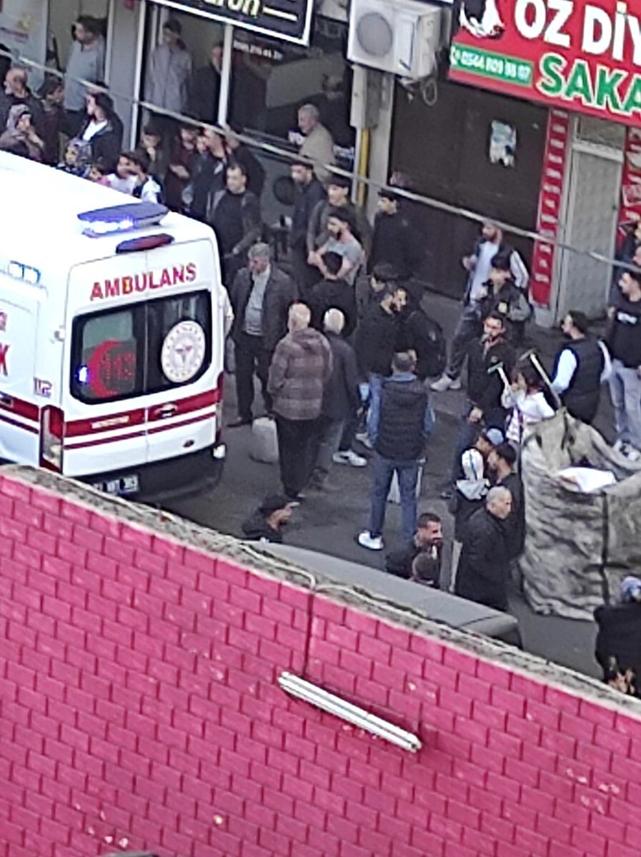 DİYARBAKIR’DA YOLDA YÜRÜYEN İKİ KARDEŞ, DÜZENLENEN SİLAHLI SALDIRI SONUCU YARALANDI.