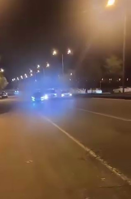 DİYARBAKIR’DA YOLDAN GEÇEN ARAÇLARI ÇEKEN VATANDAŞLAR, BU SIRADA ÜÇ ARACIN KARIŞTIĞI ZİNCİRLEME...