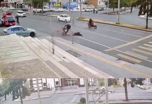 DİYARBAKIR’DA YOLUN KARŞISINA GEÇMEYE ÇALIŞAN KADINA MOTOSİKLET ÇARPTI. KAZADA 2 KİŞİ...
