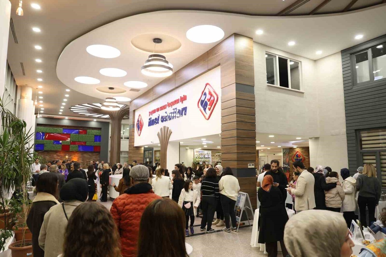 DİYARBAKIR FİNAL OKULLARI, TARİH 12.12 OLUNCA DÜZENLEDİĞİ ŞÖLENLE "BİNGÖLLÜLER GÜNÜ’NÜ...