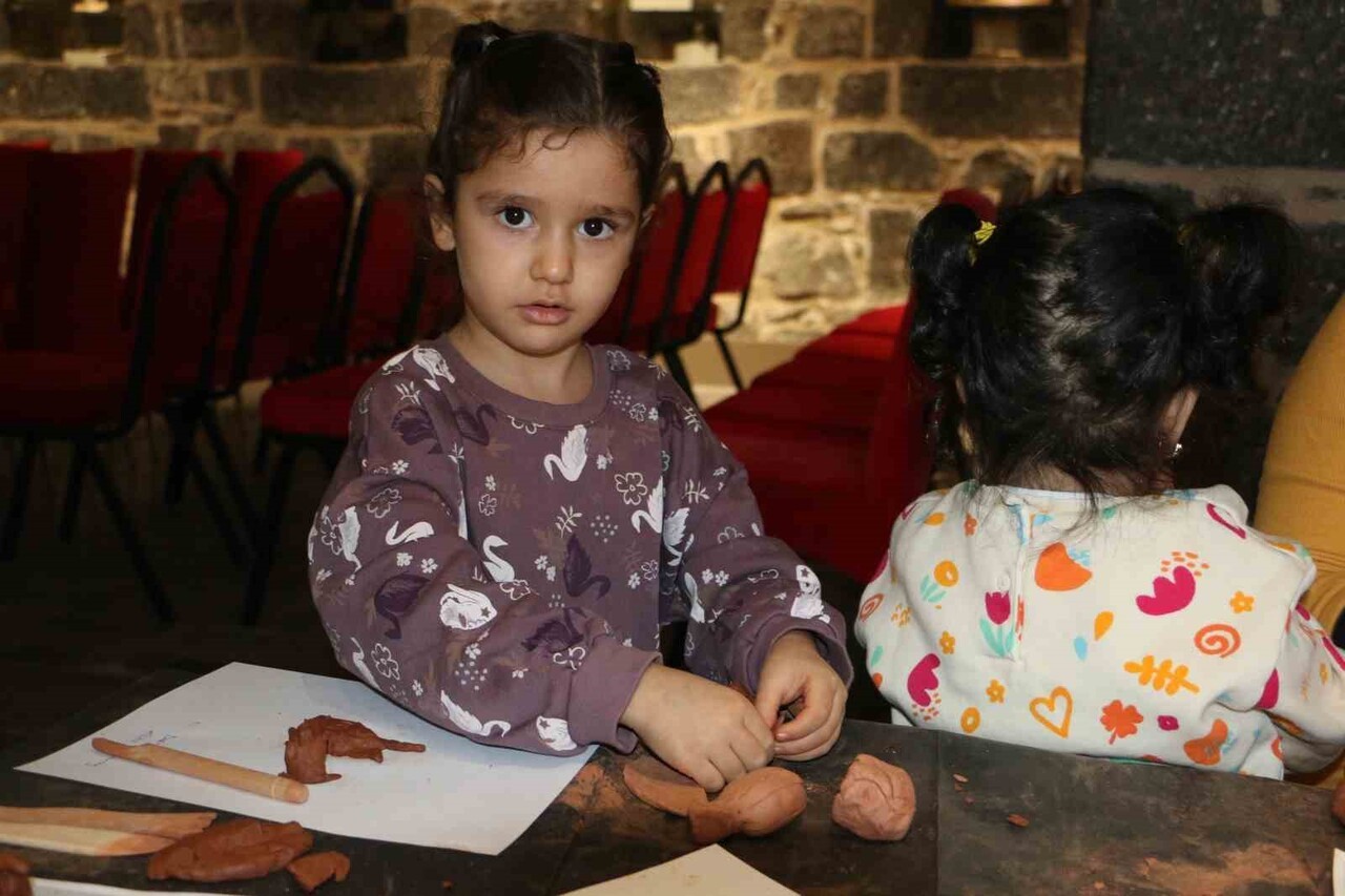 DİYARBAKIR İÇKALE MÜZESİNDE BULUNAN ÇOCUK ATÖLYESİNDE ÇOCUKLAR KİL İLE KENDİ ESERLERİNİ OLUŞTURUP...