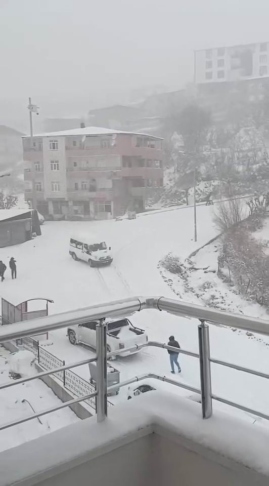 DİYARBAKIR’IN KULP İLÇESİNDE BUZLANMA NEDENİ İLE KONTROLÜNÜ KAYBEDEN TRANSİT, KONTROLSÜZ BİR...