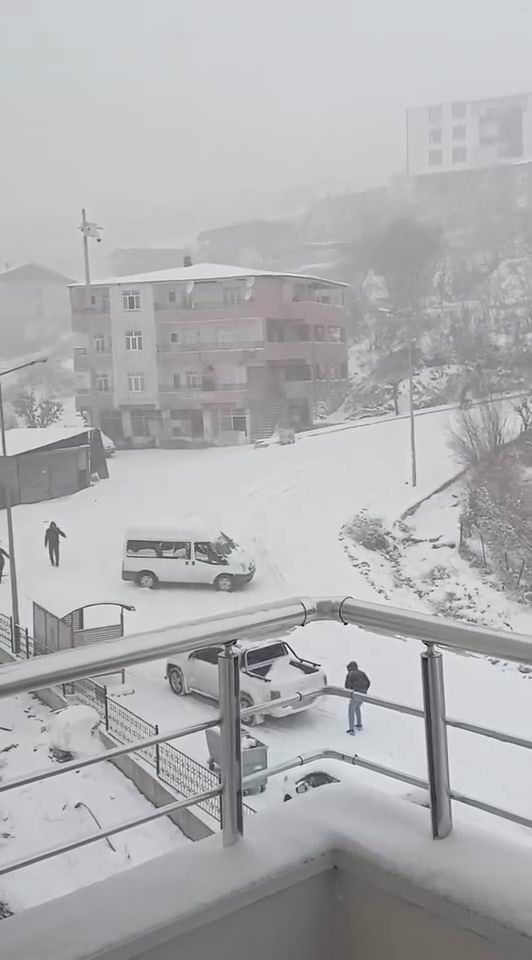 DİYARBAKIR’IN KULP İLÇESİNDE BUZLANMA NEDENİ İLE KONTROLÜNÜ KAYBEDEN TRANSİT, KONTROLSÜZ BİR...