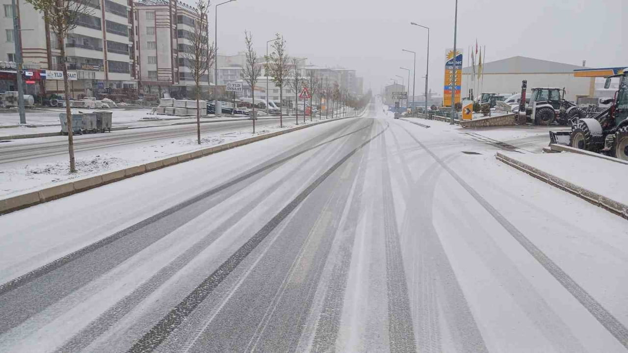 DİYARBAKIR’IN KULP İLÇESİNDE ETKİLİ OLAN KAR YAĞIŞI VE GİZLİ BUZLANMA, İLÇE MERKEZİNDE ULAŞIMI...