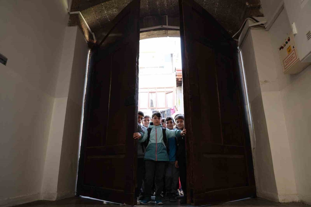 DİYARBAKIR’IN SUR İLÇESİNDE 1910 YILINDA KENTTİN ÖZGÜN BAZALT TAŞINDAN YAPILAN OKULU, 115 YILDIR...