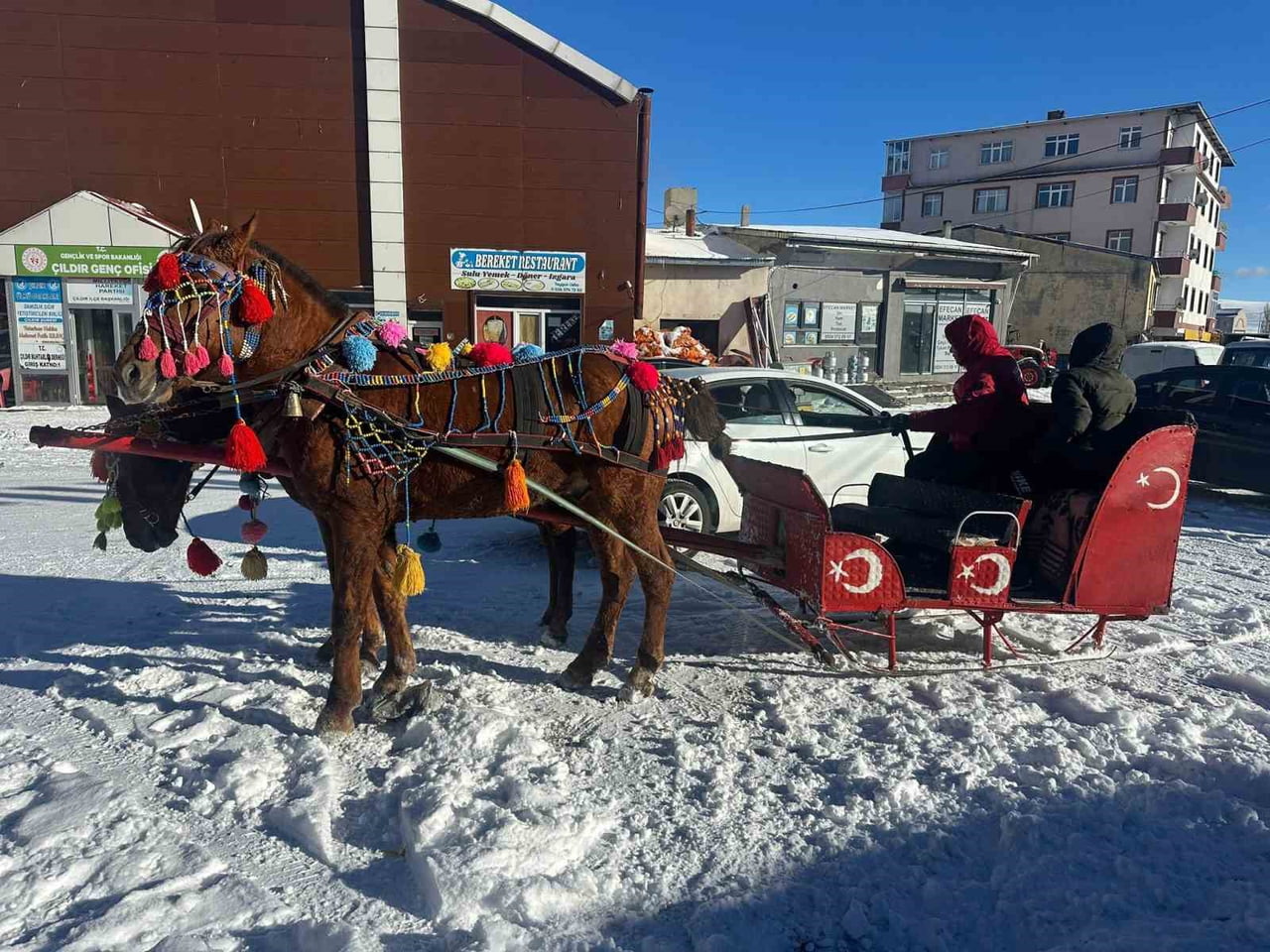 DOĞU ANADOLU BÖLGESİ’NİN EN BÜYÜK İKİNCİ GÖLÜ OLAN VE YÜZEYİ TAMAMEN DONAN ÇILDIR GÖLÜNDE...