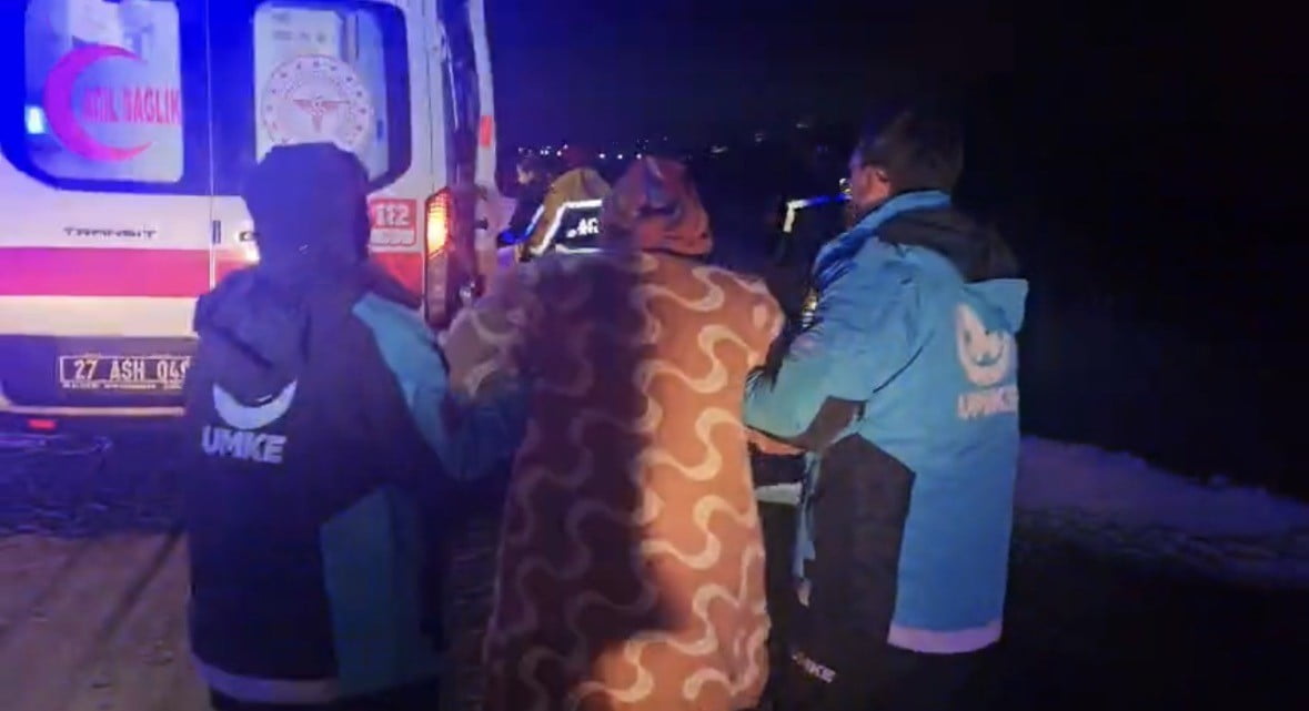 DOĞUM SANCISI BAŞLAYAN KADININ İMDADINA KARLI YOLLARI AŞAN UMKE EKİPLERİ YETİŞTİ