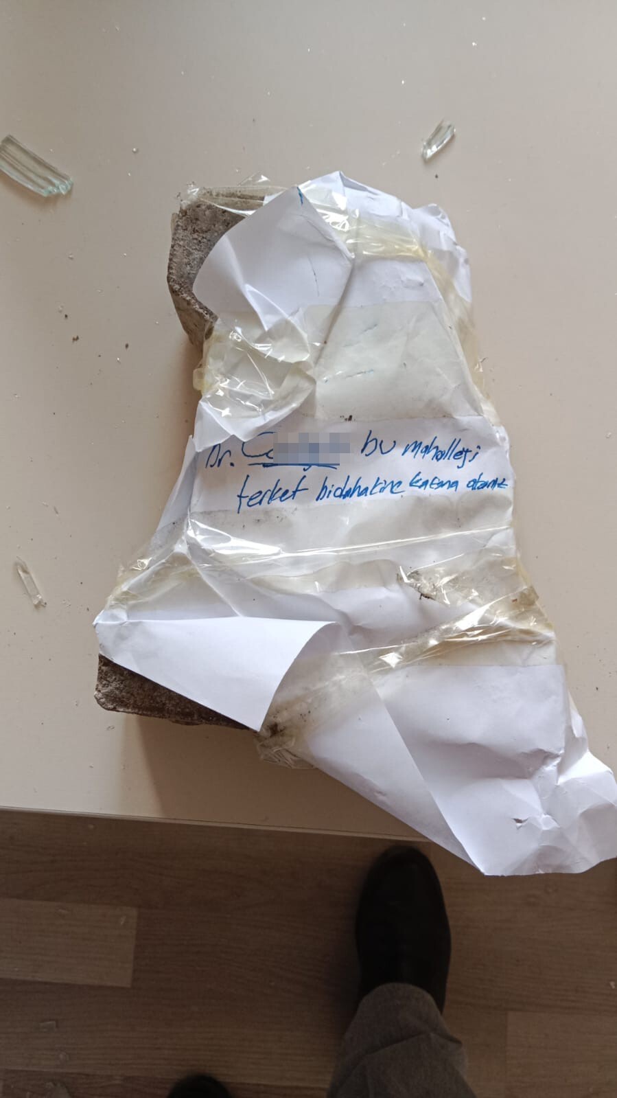 DOKTOR TAŞIN ÜZERİNE YAZILAN NOT İLE TEHDİT EDİLDİ.