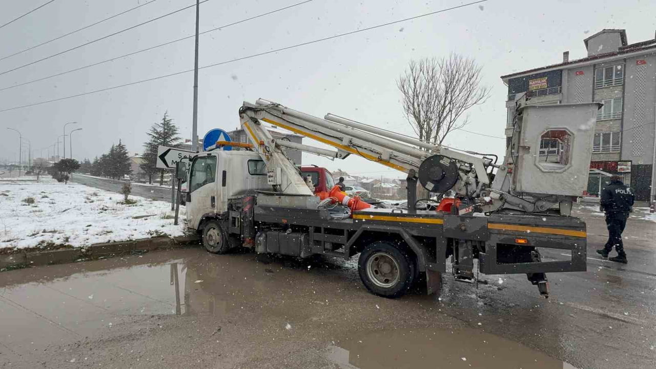 DOMANİÇ'TE TRAFİK KAZASI: 4 YARALI