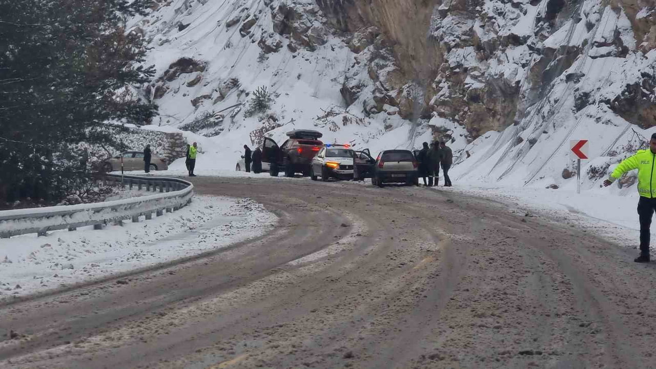 DOMANİÇ-İNEGÖL KARAYOLU’NDA KAZA ZİNCİRİ, 5 ARAÇ MADDİ HASAR GÖRDÜ