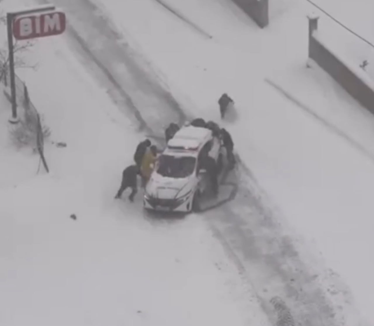 DONDURUCU SOĞUK VE YOĞUN KAR YAĞIŞININ ETKİSİ ALTINDAKİ MARDİN’DE, SADECE KARLA DEĞİL, ZORLUKLARLA...