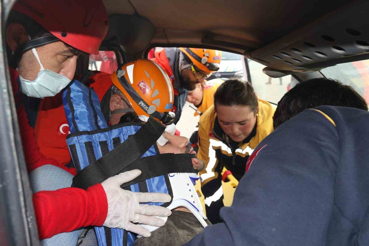 DUNPAZARI İLÇESİ IHLAMURKENT MAHALLESİ’DE BULUNAN AÇIK PAZAR ALANINDA İL AMBULANS SERVİSİ...