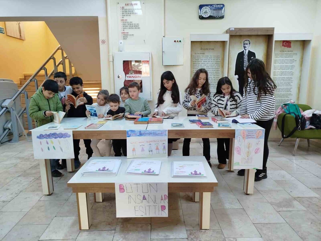 DÜNYA İNSAN HAKLARI GÜNÜ’NDE ÖĞRENCİLERDEN FARKINDALIK ETKİNLİĞİ