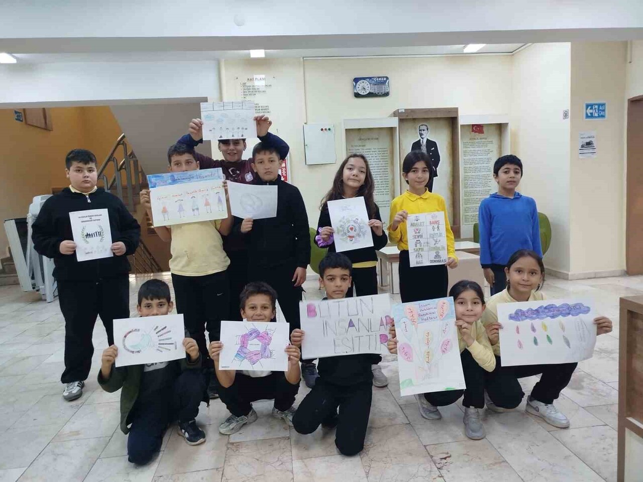 DÜNYA İNSAN HAKLARI GÜNÜ’NDE ÖĞRENCİLERDEN FARKINDALIK ETKİNLİĞİ