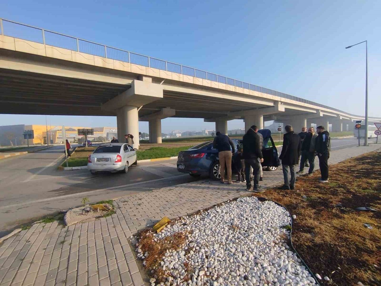 DUR LEVHASINA UYMADI, KAVŞAKTA KAZA: 1 YARALI