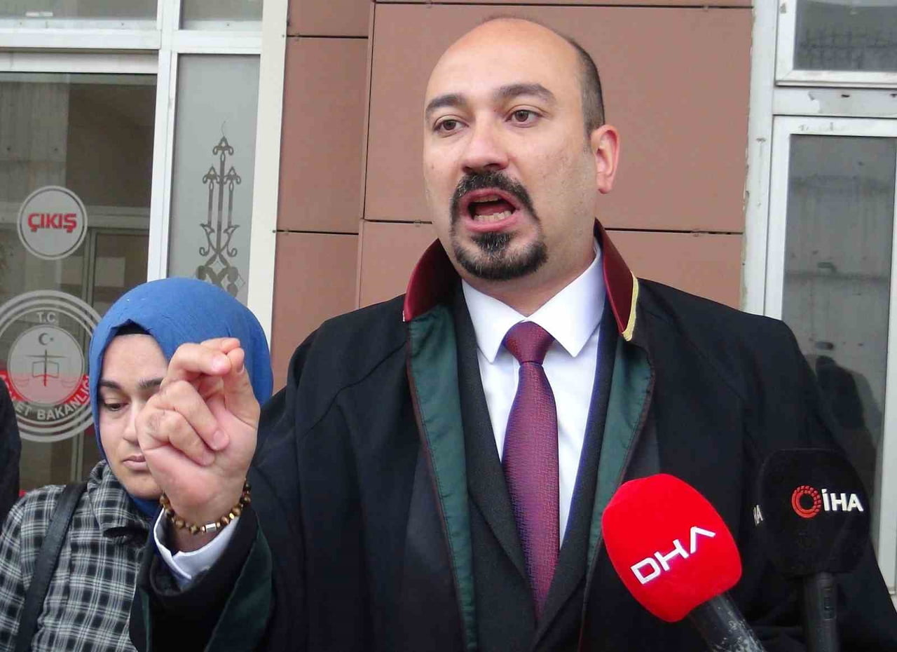 DURUŞMA SONRASI MANİSA ADLİYESİ ÖNÜNDE ELVAN ÖZERDİM'İN AVUKATI YALÇIN ARCAK AÇIKLAMA...