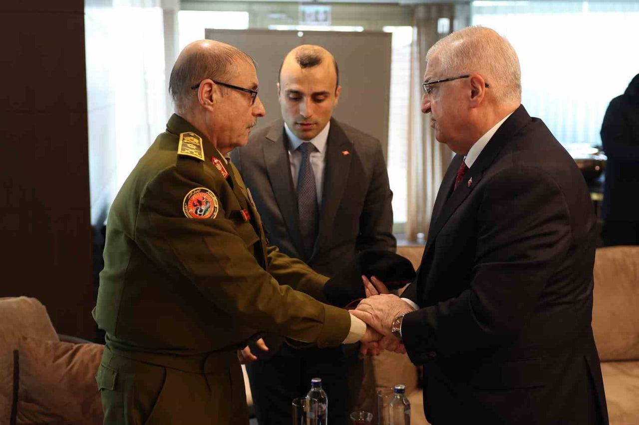 DÜŞEN UÇAKTA BULUNAN LİBYA ASKERÎ HEYETİNİN NAAŞLARINI ALMAK ÜZERE LİBYALI ASKERÎ YETKİLİLER VE...