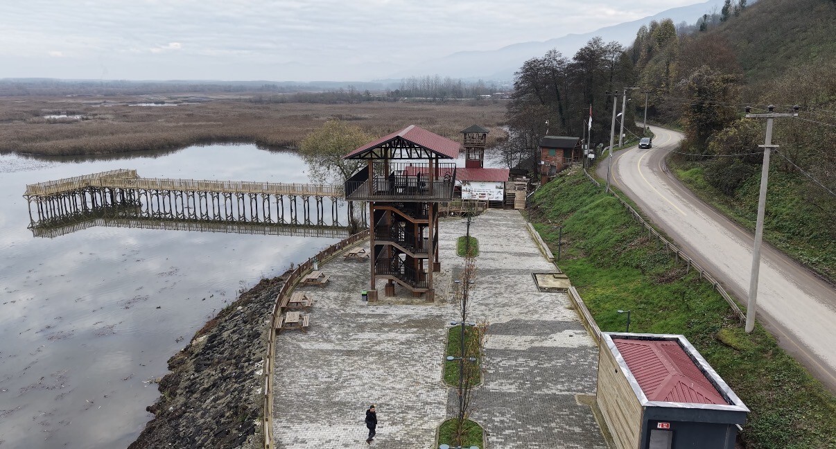 DÜZCE'DE ADINI BİZANS PRENSESİNDEN ALAN VE GÖÇMEN KUŞLARIN MOLA NOKTASI OLAN EFTENİ GÖLÜ'NDE...