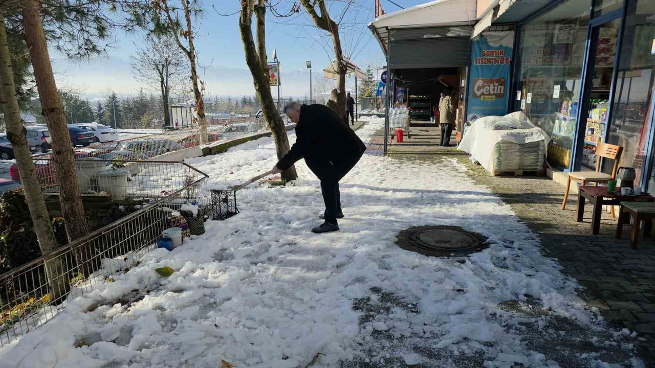 DÜZCE'DE KAR YAĞIŞININ ARDINDAN GÜNEŞİN YÜZÜNÜ GÖSTERMESİYLE KARTPOSTALLIK MANZARALAR...