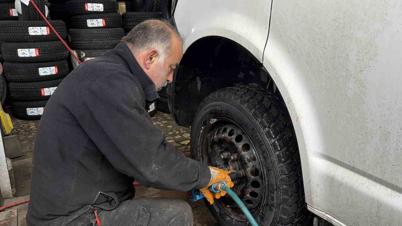 DÜZCE'DE KIŞ LASTİĞİ ZORUNLULUĞU 15 KASIM'DA BAŞLAMASINA RAĞMEN DEĞİŞİM İŞLEMİNİ KAR YAĞIŞINA...