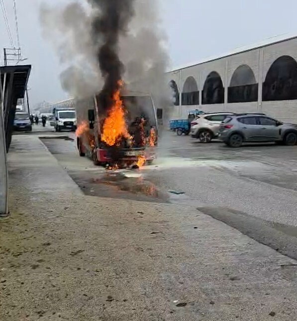 DÜZCE'DE MOTOR KISMINDA YANGIN ÇIKAN ÖZEL HALK OTOBÜSÜ ALEVLERE TESLİM OLDU. YANGIN, İTFAİYE...