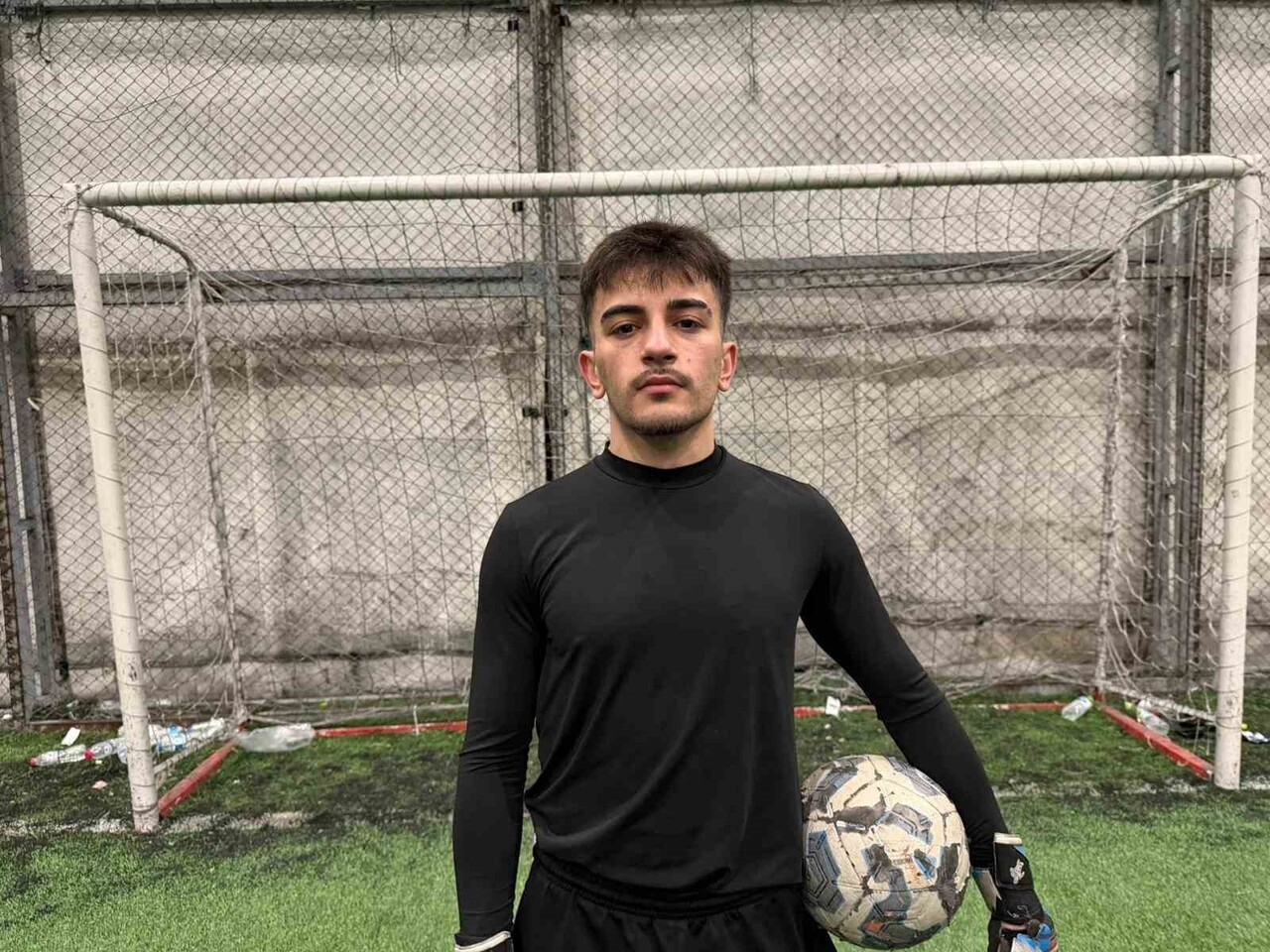 DÜZCE'DE ÜNİVERSİTE ÖĞRENCİSİ, TÜRKİYE'DE YAYGIN BİR SPOR KÜLTÜRÜ OLAN HALI SAHA MAÇLARINDA...