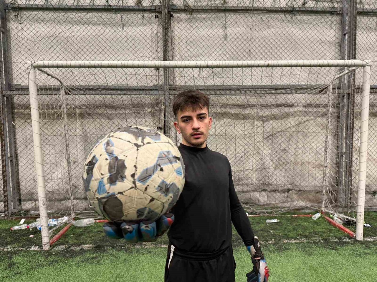 DÜZCE'DE ÜNİVERSİTE ÖĞRENCİSİ, TÜRKİYE'DE YAYGIN BİR SPOR KÜLTÜRÜ OLAN HALI SAHA MAÇLARINDA...