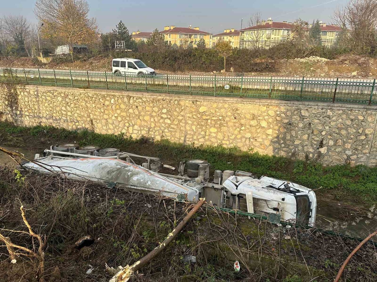 DÜZCE'DE YOL ÇALIŞMASI NEDENİYLE DARALAN YOLDA KONTROLDEN ÇIKAN BETON MİKSERİNİN DERE YATAĞINA...