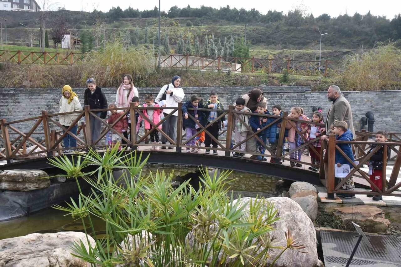 DÜZCE 23 NİSAN İLKOKULU ANAOKULU ÖĞRENCİLERİ VE ÖĞRETMENLERİ, DÜZCE ÜNİVERSİTESİ SÜS VE TIBBİ...