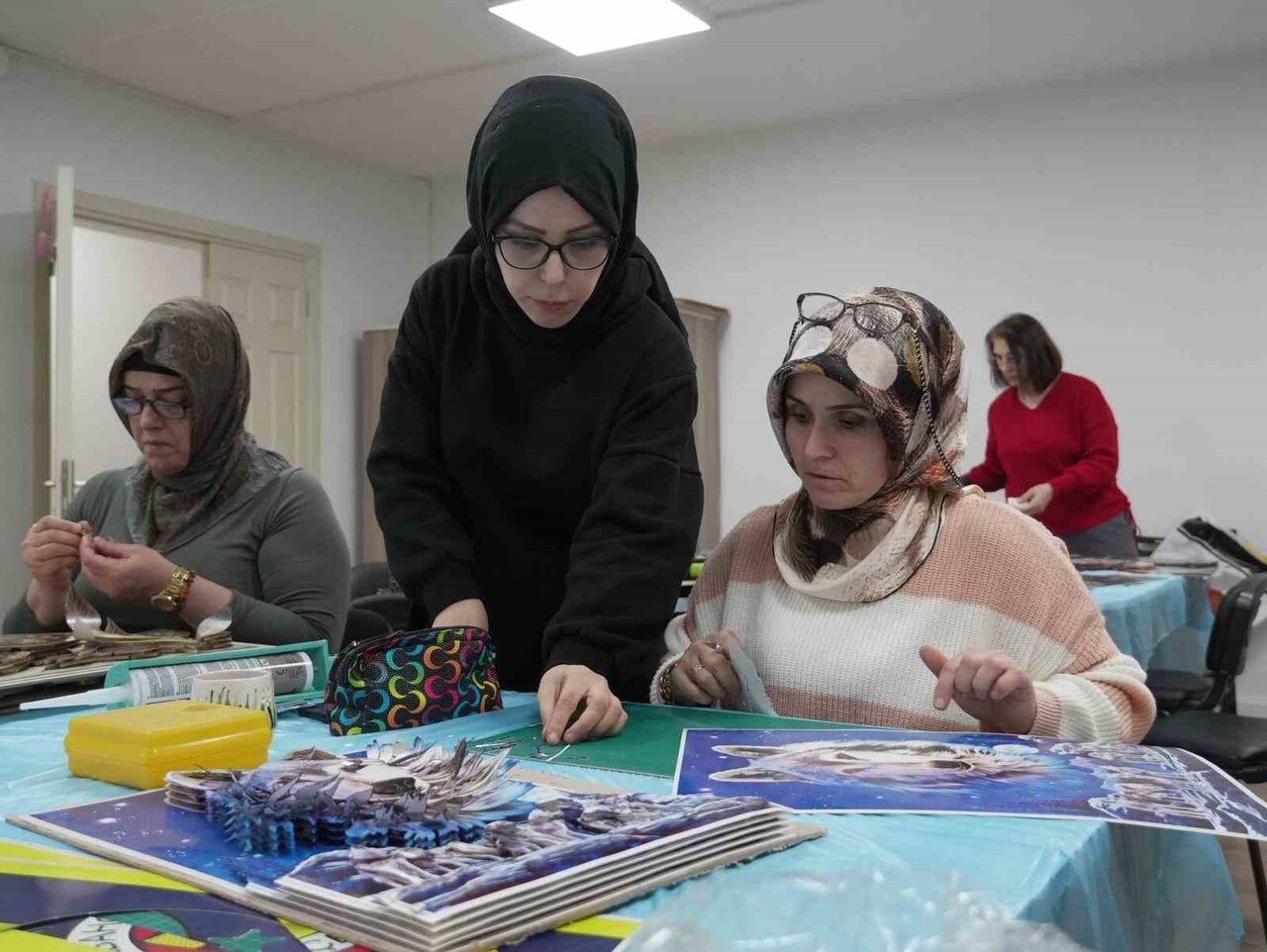 DÜZCE BELEDİYESİ, HER YIL DAHA FAZLA KURSİYERE ULAŞTIĞI BELMEK KURSLARI İLE KADINLARIN ÜRETİME...