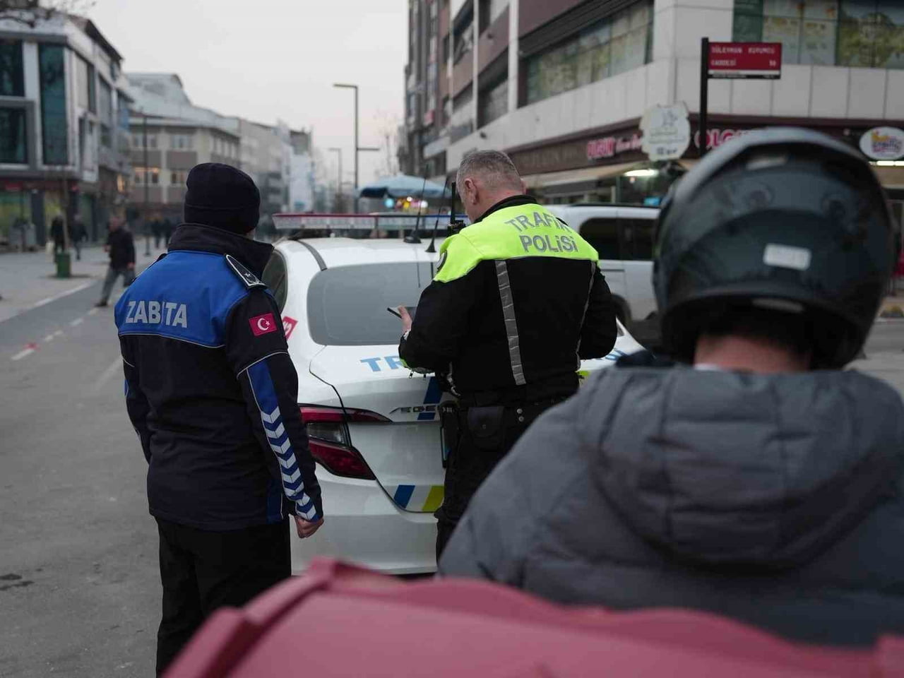 DÜZCE BELEDİYESİ ZABITA MÜDÜRLÜĞÜ, DÜZCE İL EMNİYET MÜDÜRLÜĞÜ EKİPLERİ İLE KOORDİNELİ ŞEKİLDE...