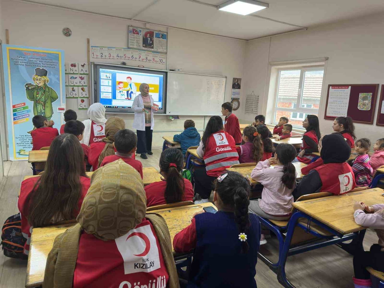 DÜZCE’DE ESENTEPE İLKOKULU’NDA, KIZILAY GENÇ GÖNÜLLÜLERİ TARAFINDAN YÜRÜTÜLEN “DERSİMİZ SAĞLIK”...