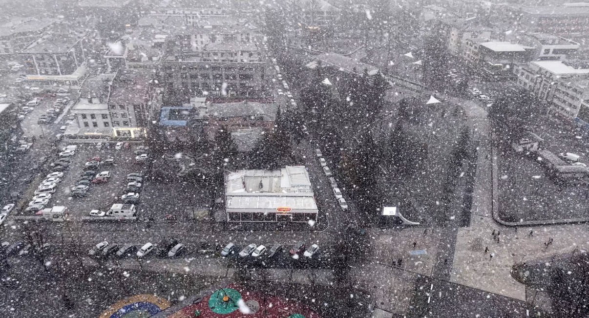 DÜZCE’DE ETKİLİ OLAN KAR YAĞIŞI KENTİ BEYAZ BİR ÖRTÜYLE KAPLADI.