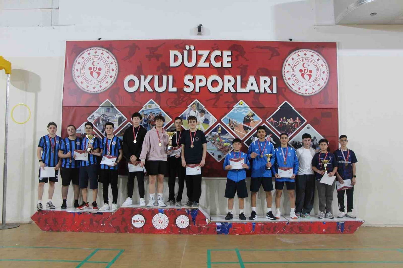 DÜZCE’DE GERÇEKLEŞTİRİLEN MASA TENİSİ TURNUVASINDA ERKEKLERDE ESİN OLCAY ANADOLU LİSESİ, KIZLARDA...