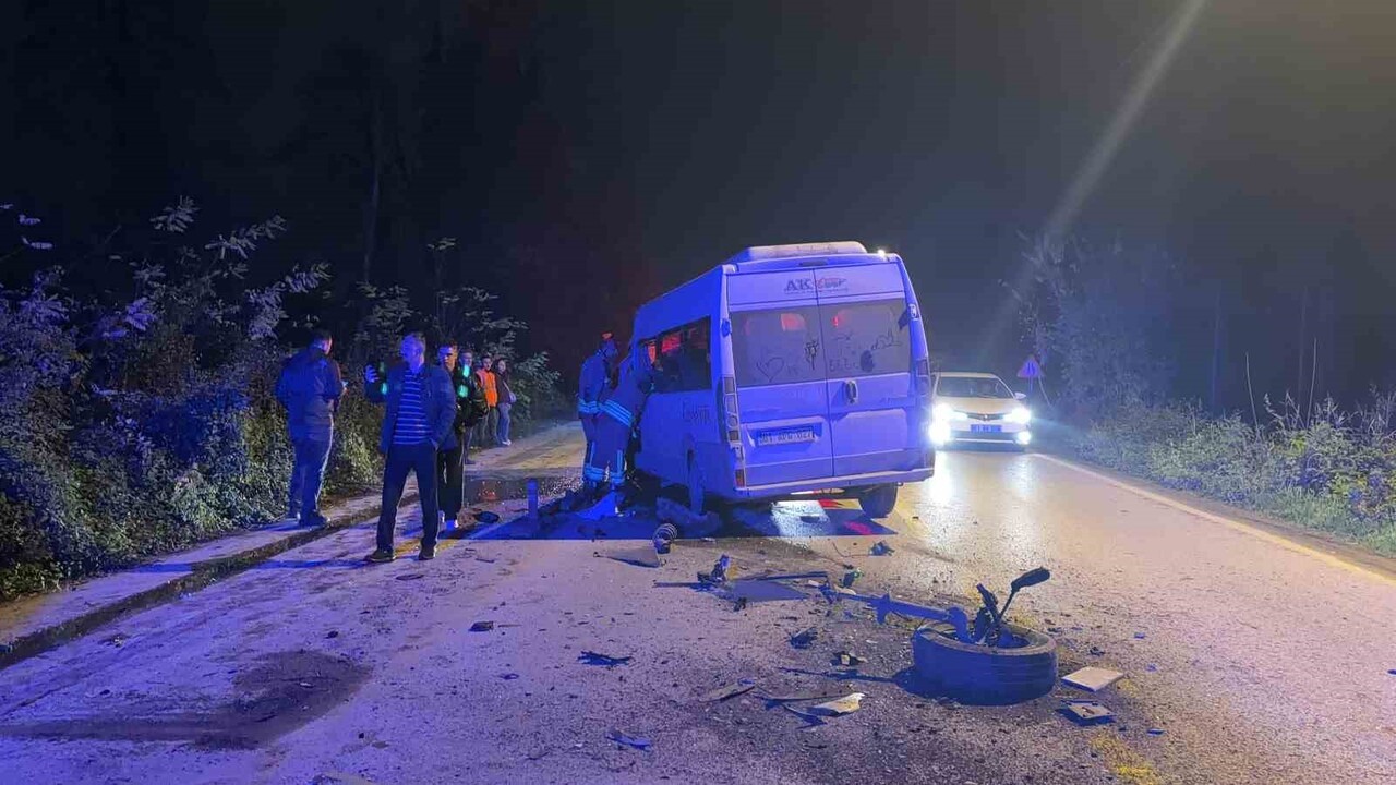 DÜZCE’DE MEYDANA GELEN KAZADA, SERVİS MİNİBÜSÜ İLE OTOMOBİL ÇARPIŞTI. KAZADA 3 KİŞİ YARALANIRKEN...