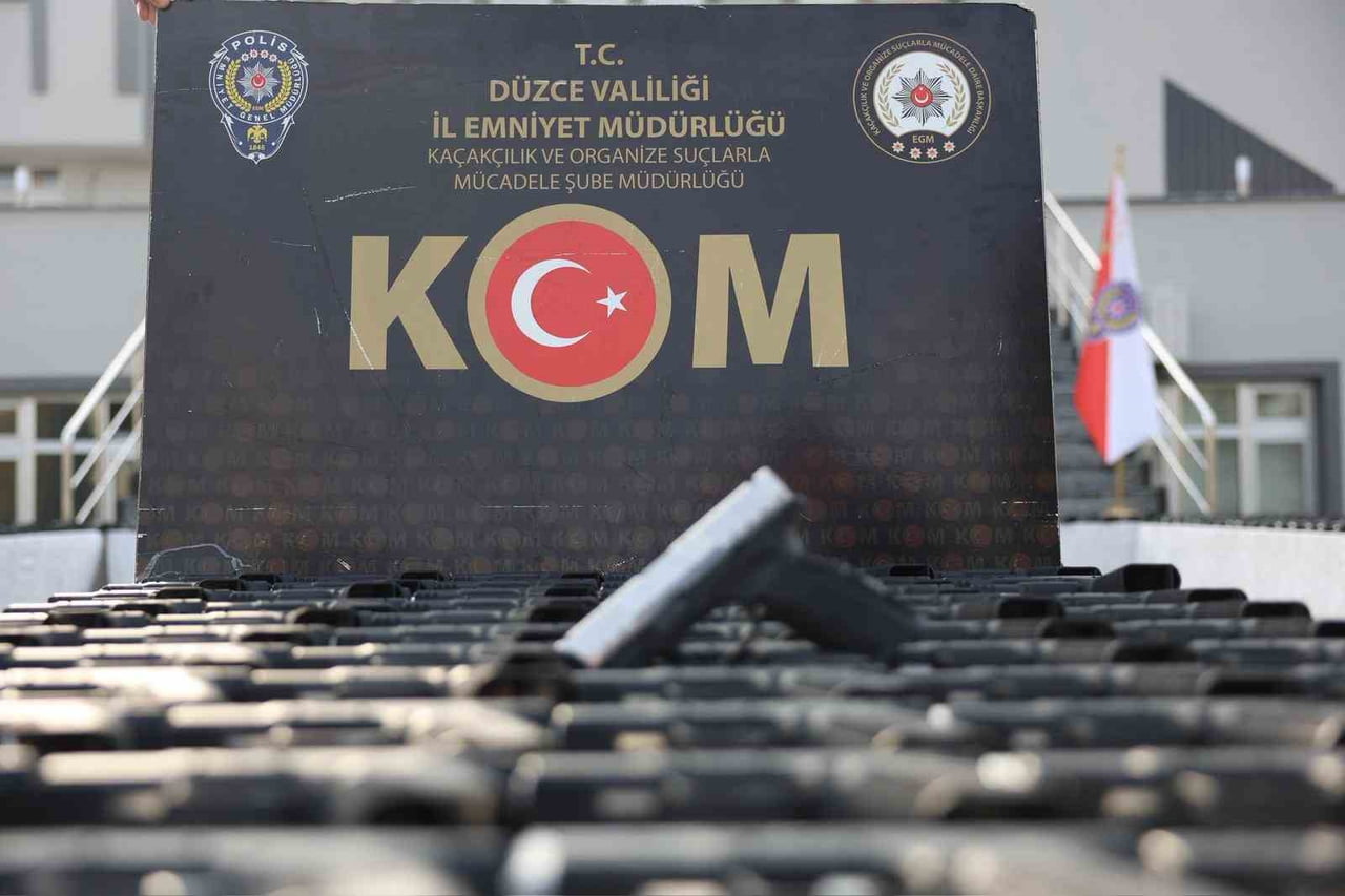 DÜZCE’DE POLİS VE JANDARMA EKİPLERİ TARAFINDAN SON 10 GÜNDE YAPILAN DENETİMLERDE 5 BİN 923 KİŞİ...