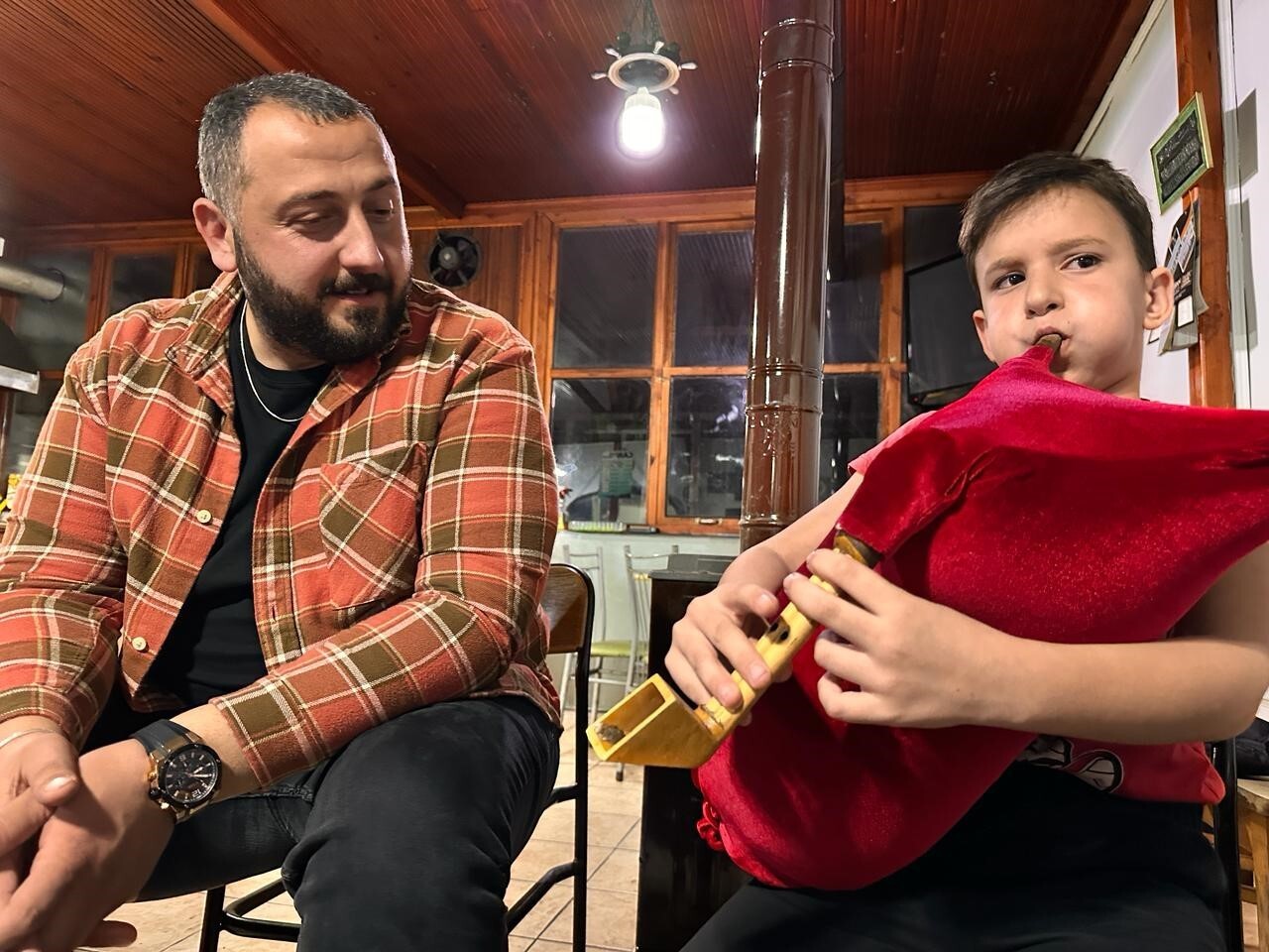 DÜZCE’DE TULUM SEVGİSİNİN PEŞİNDEN KOŞAN 8 YAŞINDAKİ AHMET SEMİH TORAMAN, ÇALDIĞI MELODİLERLE...