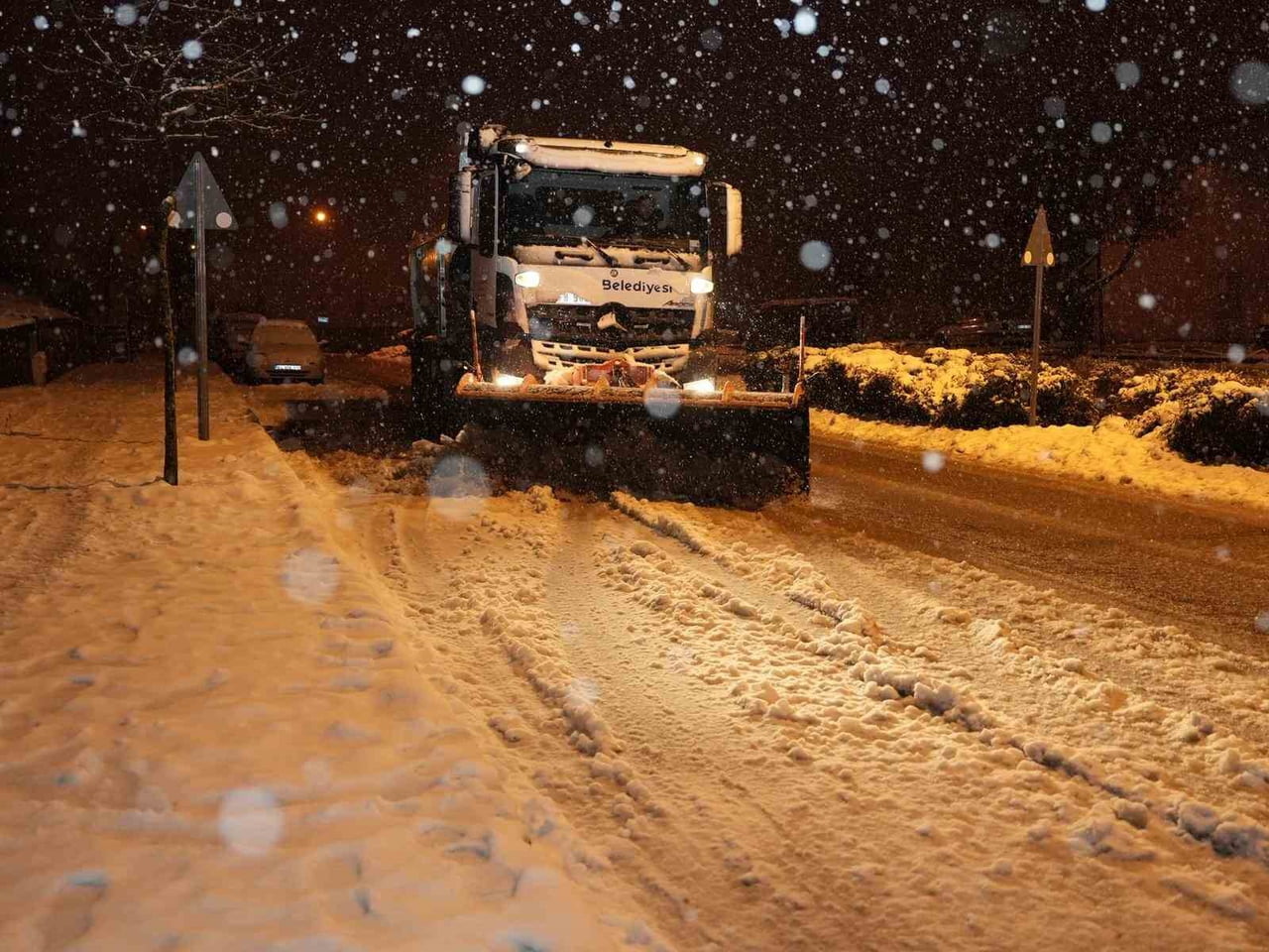 DÜZCE GENELİNDE ETKİLİ OLAN KAR YAĞIŞI NEDENİYLE İL GENELİNDE KAPANAN 150 KÖY YOLU ULAŞIMA...