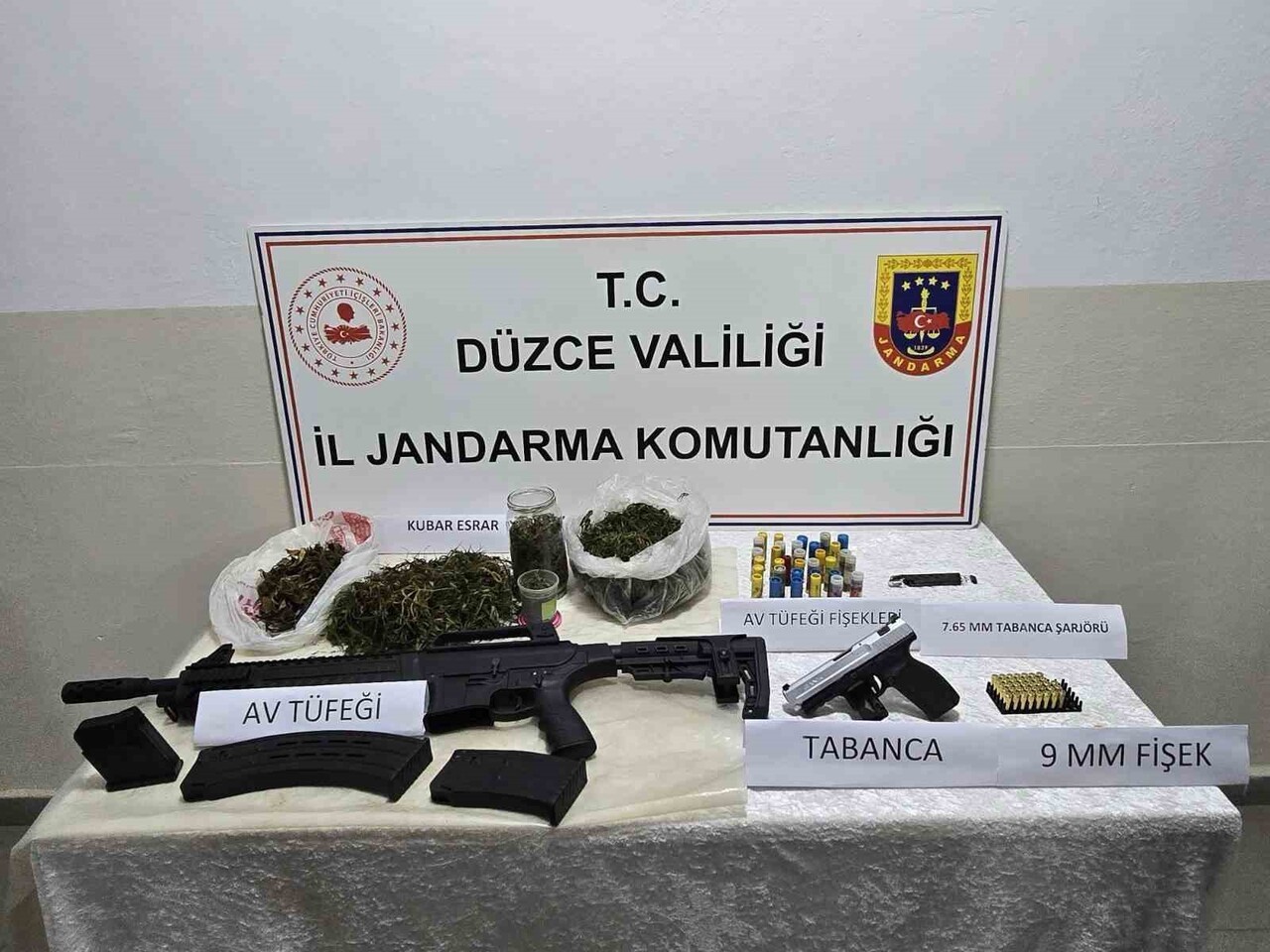 DÜZCE İL JANDARMA KOMUTANLIĞI EKİPLERİNİN GÖLYAKA İLÇESİNDE YAPTIĞI ÇALIŞMALARDA UYUŞTURUCU...