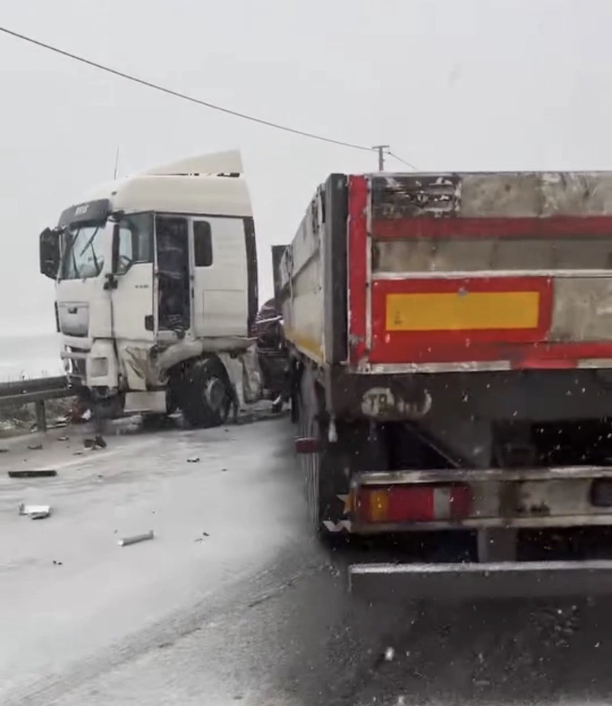 DÜZCE’NİN AKÇAKOCA İLÇESİ KALKIN PLAJI MEVKİSİNDE TIR MAKASLAMASI NEDENİYLE ÇEVREYOLUNDA ULAŞIM...