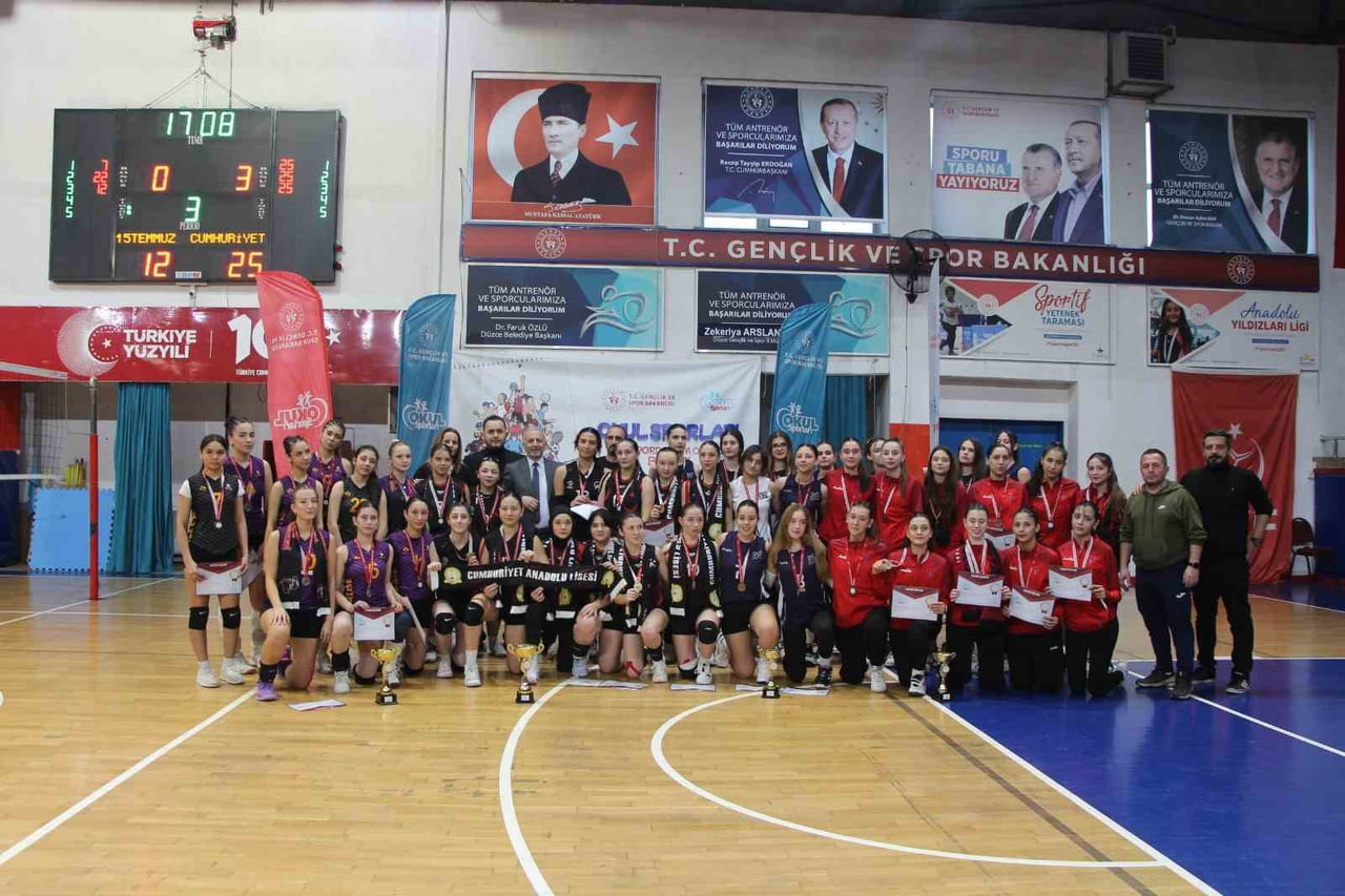 DÜZCE OKUL SPORLARI VOLEYBOL GENÇ KIZLARDA ŞAMPİYON CUMHURİYET ANADOLU LİSESİ OLDU.