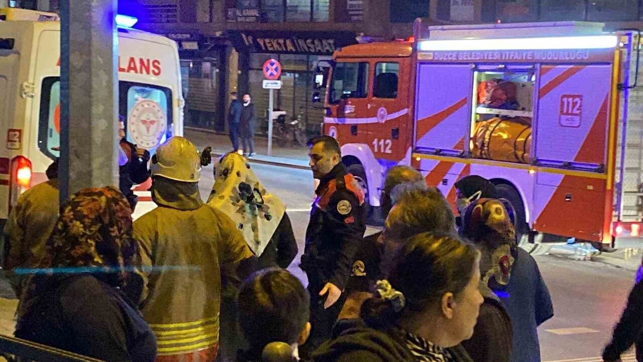 DÜZCE ŞEHİR MERKEZİNDE AKŞAM SAATLERİNDE ŞEHRİN ORTASINDAN GEÇEN ASAR DEREESİ ÜZERİNDE BULUNAN...