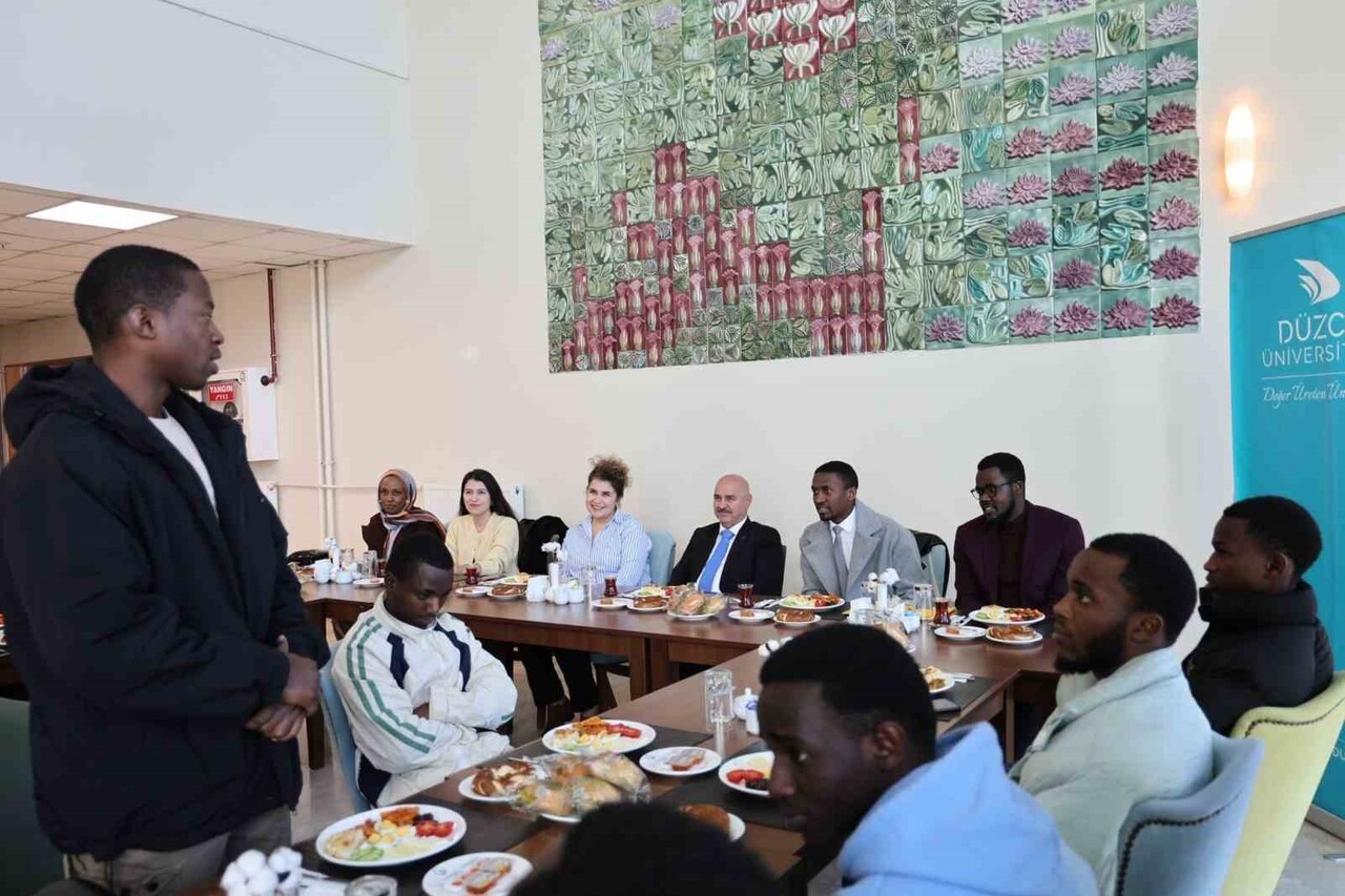 DÜZCE ÜNİVERSİTESİNDE EĞİTİM GÖREN RUANDALI ÖĞRENCİLER REKTÖR PROF. DR. NEDİM SÖZBİR İLE BİR ARAYA...