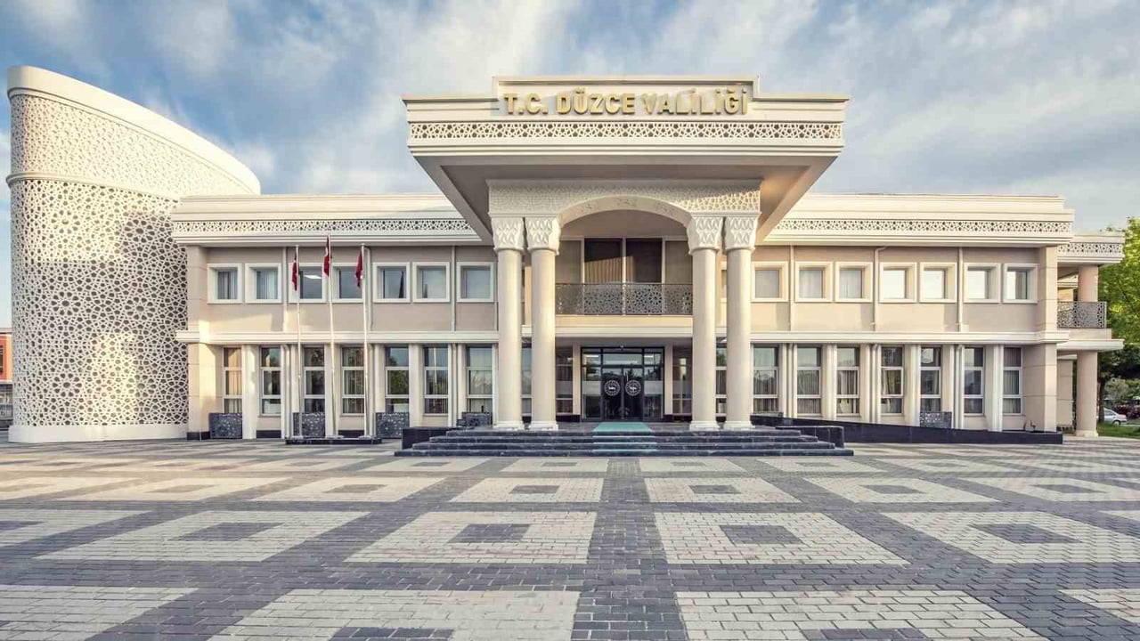 DÜZCE VALİLİĞİ, KIŞ MEVSİMİ SEBEBİYLE SOBA VE DOĞALGAZ KULLANIMININ ARTMASINA DİKKAT ÇEKEREK, BACA...