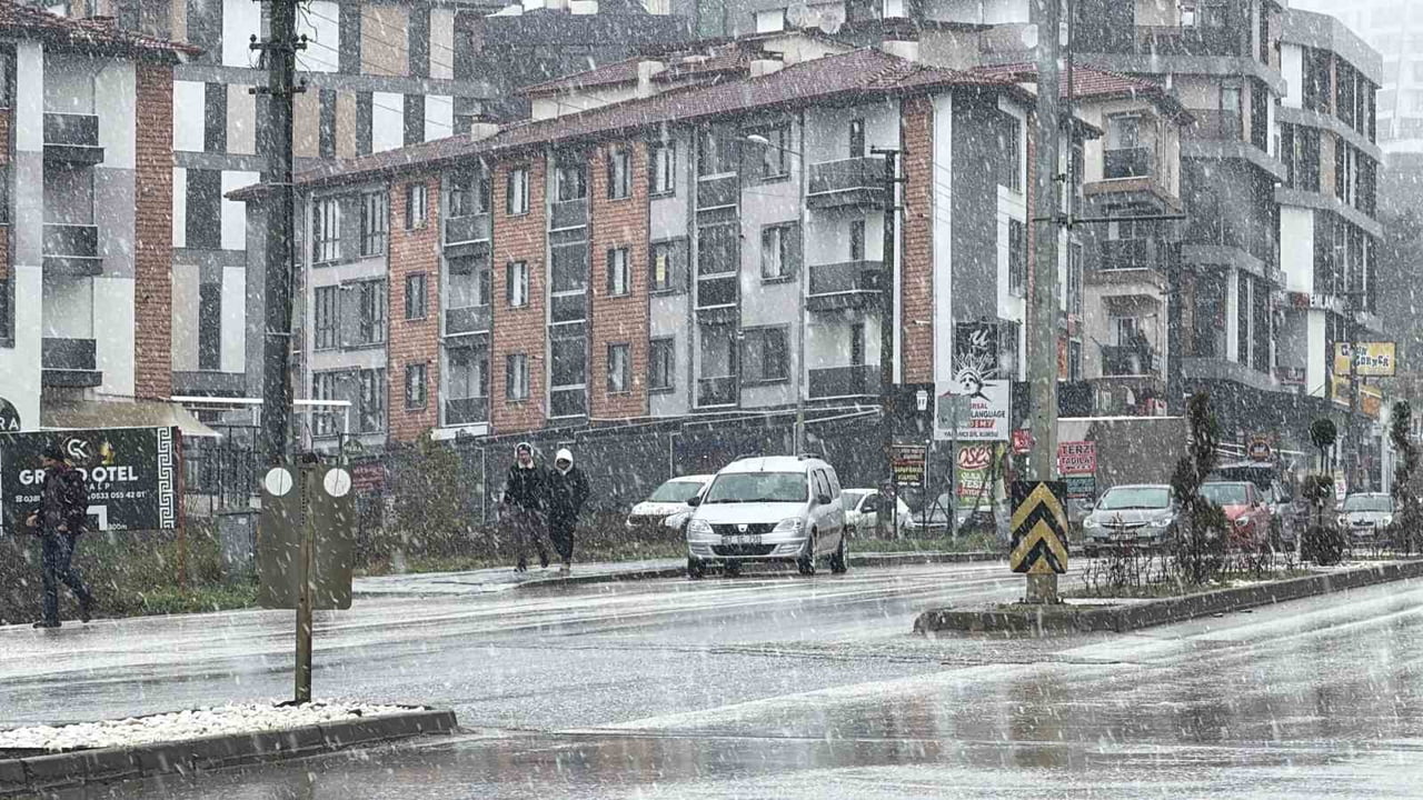 DÜZCE’YE MEVSİMİN İLK KARI DÜŞTÜ
