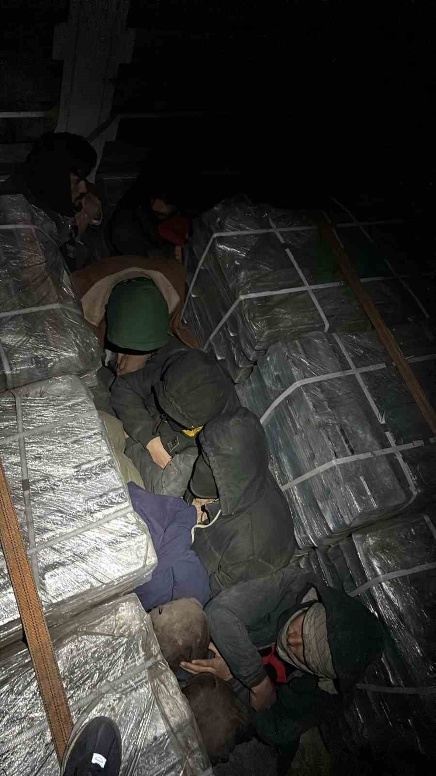 EDİNİLEN BİLGİYE GÖRE, POLİSİN ŞÜPHELENDİĞİ BİR TIR AMASYA MERKEZ TAŞOVA KAVŞAĞI UYGULAMA...