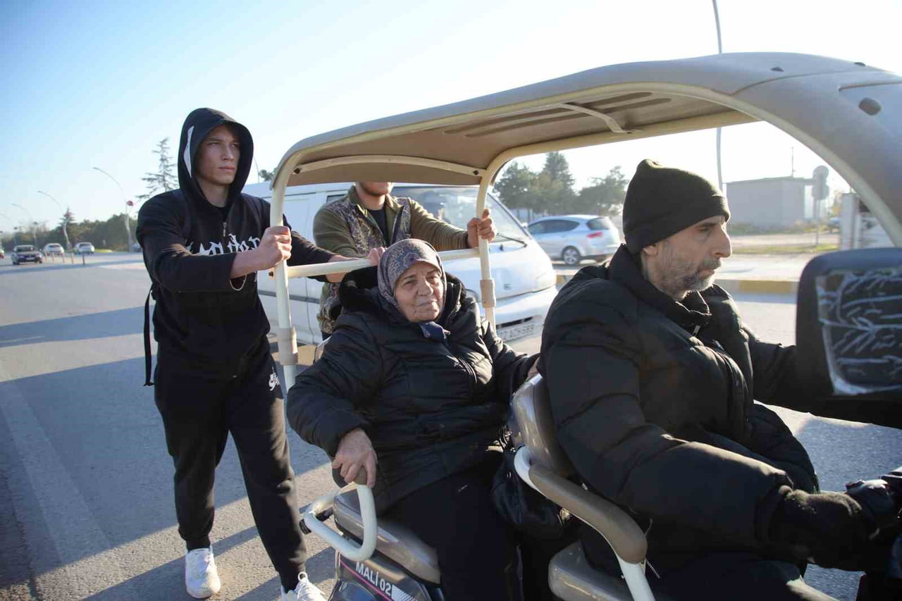 EDİRNE'DE İKİ LİSE ÖĞRENCİSİ, AKÜSÜ BİTTİĞİ İÇİN YOLDA KALAN YAŞLI VATANDAŞIN ENGELLİ ARACINI...