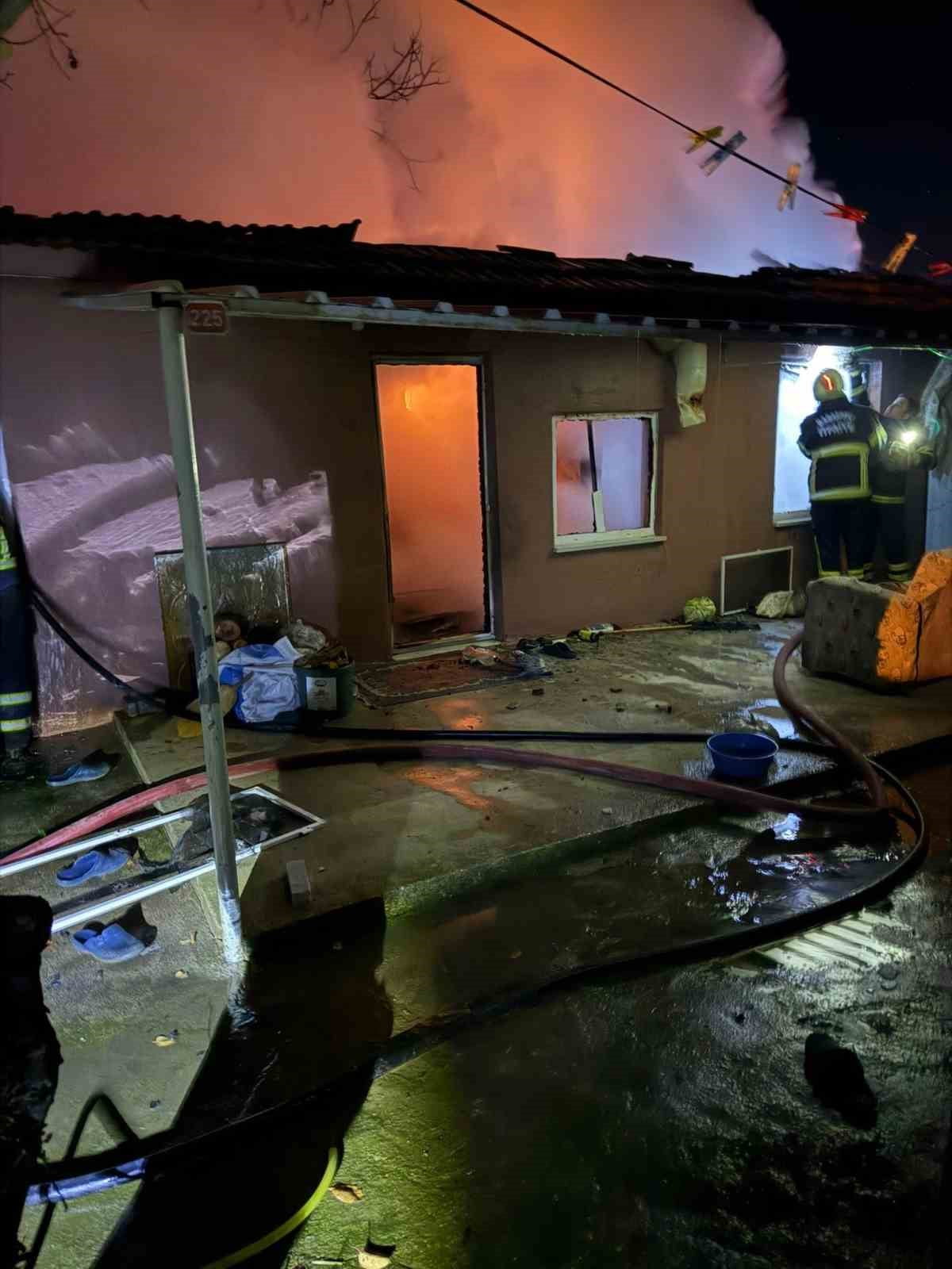 EDİRNE’DE YAŞLI KADININ EVİ ALEVLERE TESLİM OLDU