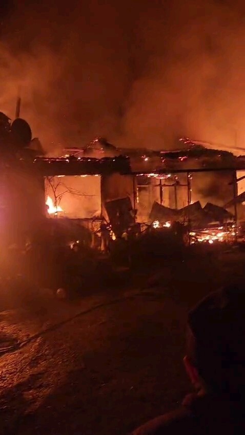 EDİRNE’NİN İPSALA İLÇESİNE BAĞLI PAZARDERE KÖYÜNDE ÇIKAN YANGIN BÜYÜK MADDİ HASARA YOL AÇTI. HENÜZ...