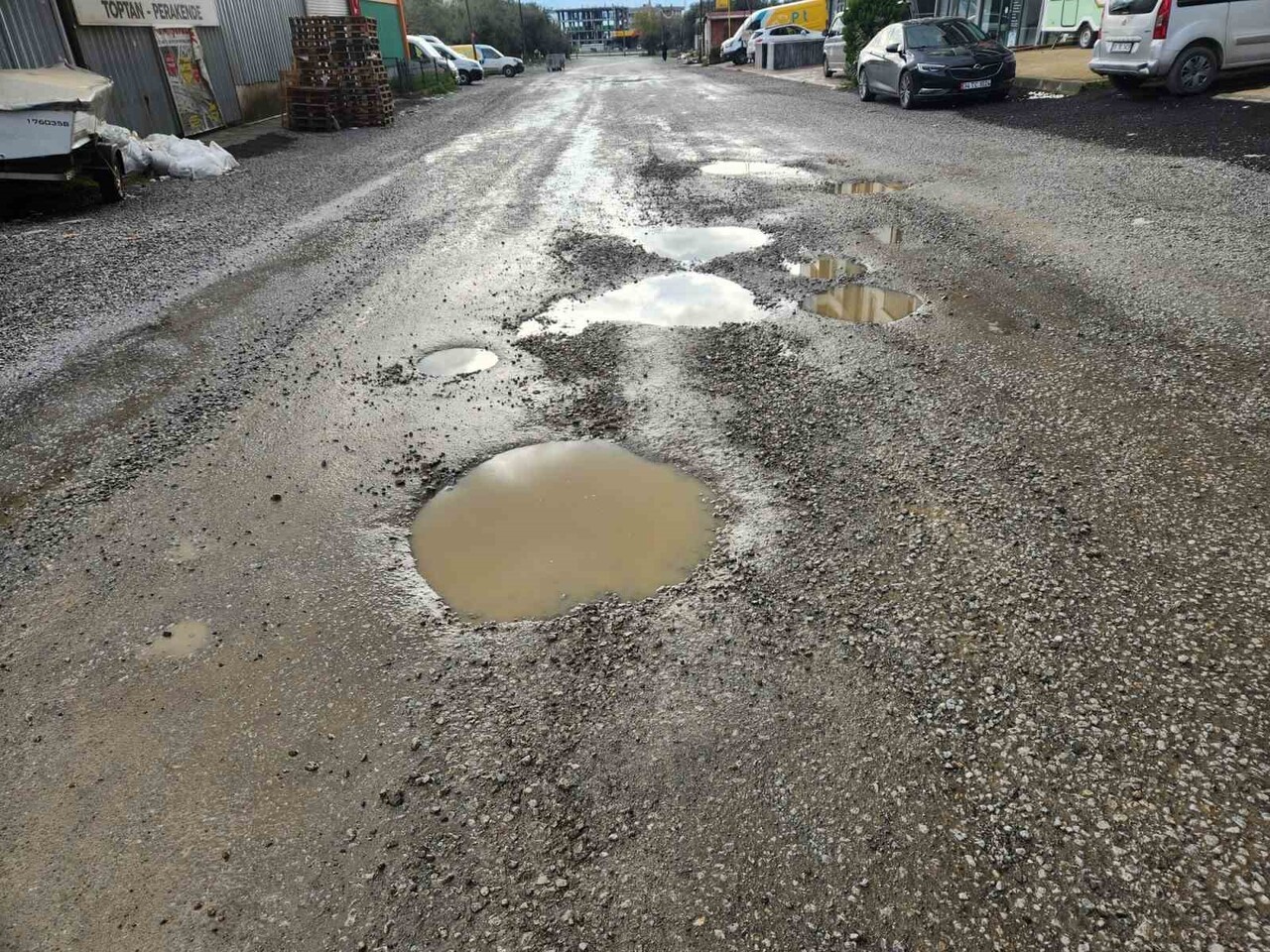 EDREMİT İLÇESİ KADIKÖY MAHALLESİ’NDE ESKİ HAYVAN PAZARI OLARAK BİLİNEN SANAYİ YOLUNDA, EDREMİT...